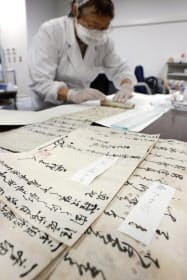 NPO法人宮城歴史資料保全ネットワークの作業室で修復される、台風19号で浸水被害を受けた古文書(9月、仙台市)=共同 NPO法人宮城歴史資料保全ネットワークの作業室で修復される、台風19号で浸水被害を受けた古文書(9月、仙台市)=共同