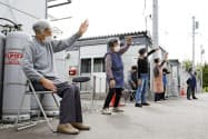 宮城県丸森町の仮設住宅で、ラジオ体操をする住民ら(7日)=共同 宮城県丸森町の仮設住宅で、ラジオ体操をする住民ら(7日)=共同