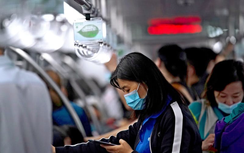 北京の地下鉄で携帯電話を使う女性。サーバーからアイフォンまで、中国市場向けとそれ以外に供給網が分断されつつある=ロイター 北京の地下鉄で携帯電話を使う女性。サーバーからアイフォンまで、中国市場向けとそれ以外に供給網が分断されつつある=ロイター