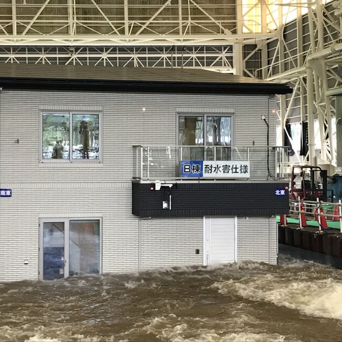 浸水時 水に浮かぶ家 一条工務店と防災科研が公開 日本経済新聞 浸水時 水に浮かぶ家 一条工務店と防災科研が公開 日本経済新聞