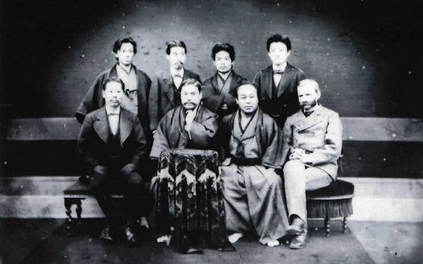 1877年（明治10年）ころの三菱幹部、岩崎彌太郎は前列左から2人目（三菱資料館提供）