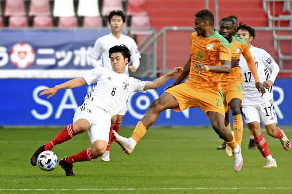 サッカー日本代表 土壇場1 0で勝利 コートジボワール戦 日本経済新聞