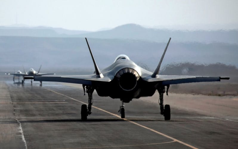 イスラエル南部の空軍基地に停泊するF35戦闘機(2019年11月)=ロイター イスラエル南部の空軍基地に停泊するF35戦闘機(2019年11月)=ロイター