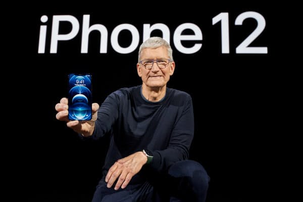 オンライン発表会で「iPhone12」を披露する米アップルのティム・クックCEO=同社提供