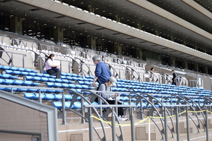 進む競馬ファンの 現場 離れ 入場再開で明らかに 日本経済新聞 進む競馬ファンの 現場 離れ 入場再開で明らかに 日本経済新聞