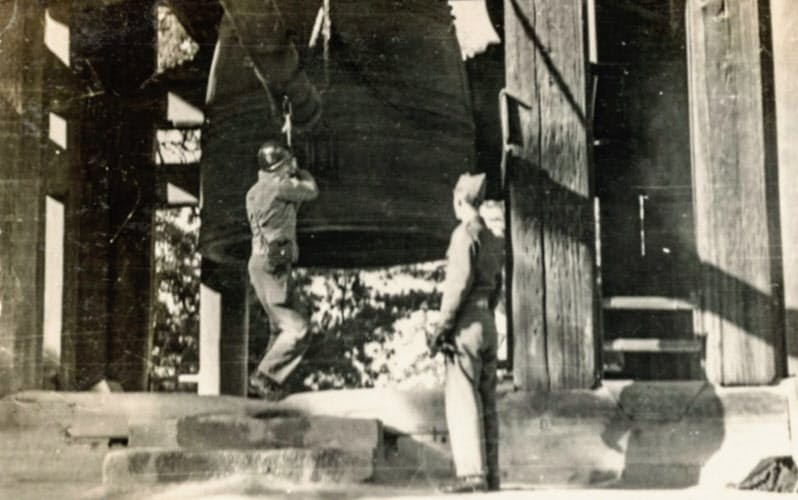 東大寺の鐘をつく進駐軍関係者の写真(Hiro Naganoさん所有)=共同 東大寺の鐘をつく進駐軍関係者の写真(Hiro Naganoさん所有)=共同