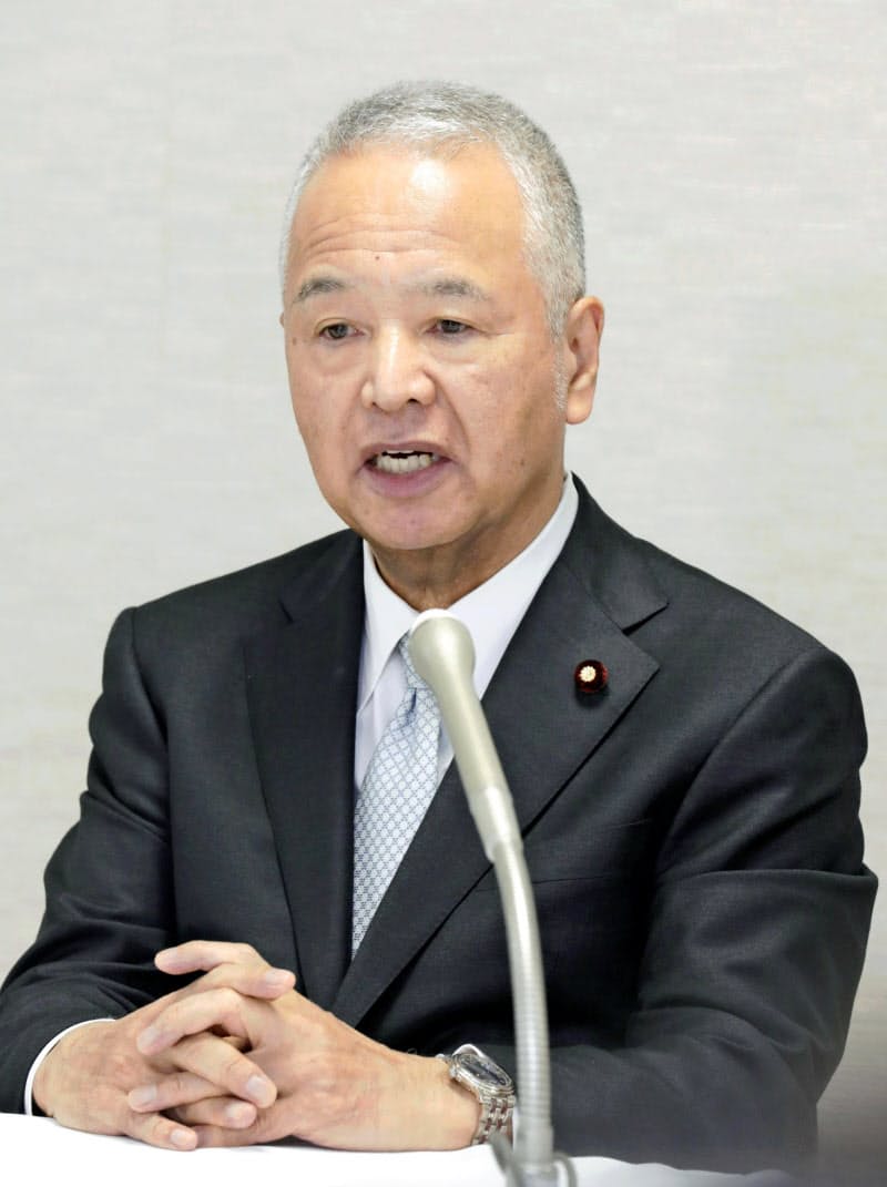 インタビューに答える自民党の甘利明税調会長=共同 インタビューに答える自民党の甘利明税調会長=共同