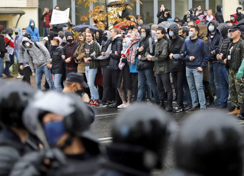 9週連続となったルカシェンコ大統領の退陣を求める抗議デモでは700人超が拘束された(11日、ミンスク)=AP 9週連続となったルカシェンコ大統領の退陣を求める抗議デモでは700人超が拘束された(11日、ミンスク)=AP