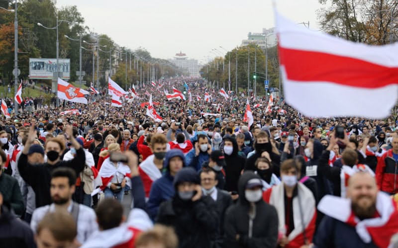 People attend an opposition rally to reject the presidential election results and to protest against the inauguration of Belarusian President Alexander Lukashenko in Minsk, Belarus September 27, 2020. Tut.By via REUTERS ATTENTION EDITORS - THIS IMAGE WAS PROVIDED BY A THIRD PARTY. MANDATORY CREDIT. People attend an opposition rally to reject the presidential election results and to protest against the inauguration of Belarusian President Alexander Lukashenko in Minsk, Belarus September 27, 2020. Tut.By via REUTERS ATTENTION EDITORS - THIS IMAGE WAS PROVIDED BY A THIRD PARTY. MANDATORY CREDIT.