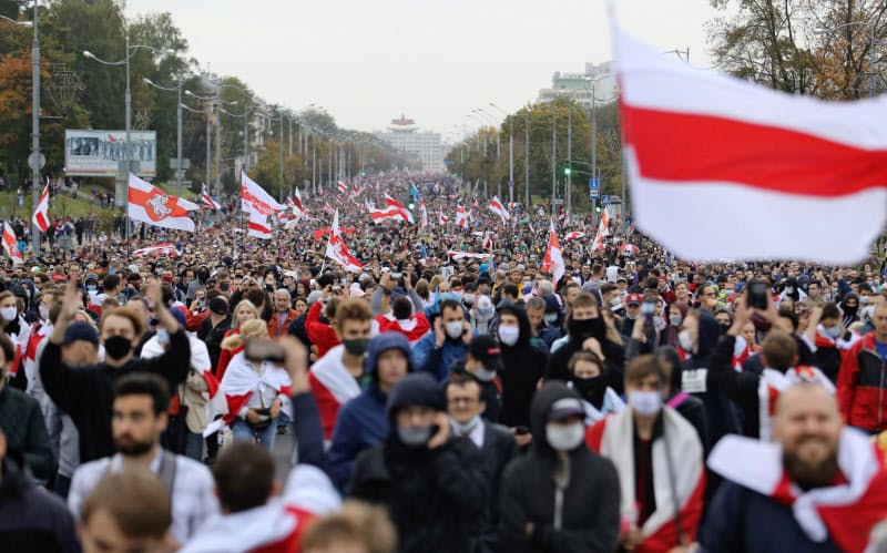 People attend an opposition rally to reject the presidential election results and to protest against the inauguration of Belarusian President Alexander Lukashenko in Minsk, Belarus September 27, 2020. Tut.By via REUTERS  ATTENTION EDITORS - THIS IMAGE WAS PROVIDED BY A THIRD PARTY. MANDATORY CREDIT.