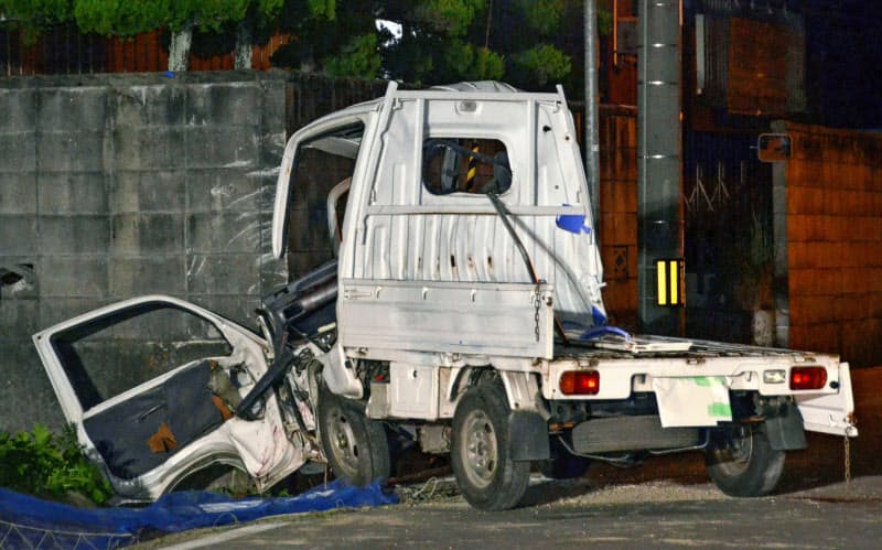 民家の塀に激突した軽トラック(14日午後9時30分、香川県坂出市)=共同 民家の塀に激突した軽トラック(14日午後9時30分、香川県坂出市)=共同