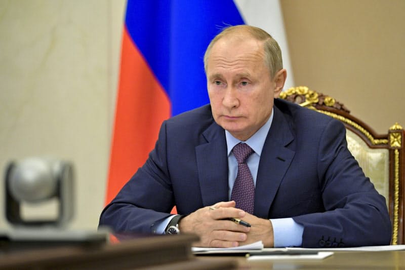 プーチン氏はロシアで2番目の新型コロナワクチンを承認したと明らかにした(14日、モスクワ郊外)=AP プーチン氏はロシアで2番目の新型コロナワクチンを承認したと明らかにした(14日、モスクワ郊外)=AP