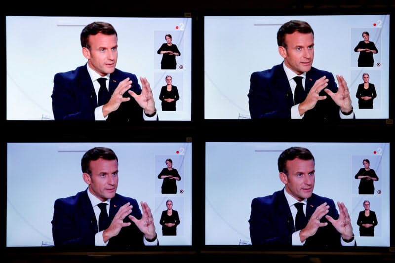 14日、仏テレビの取材を受けるマクロン仏大統領=ロイター 14日、仏テレビの取材を受けるマクロン仏大統領=ロイター