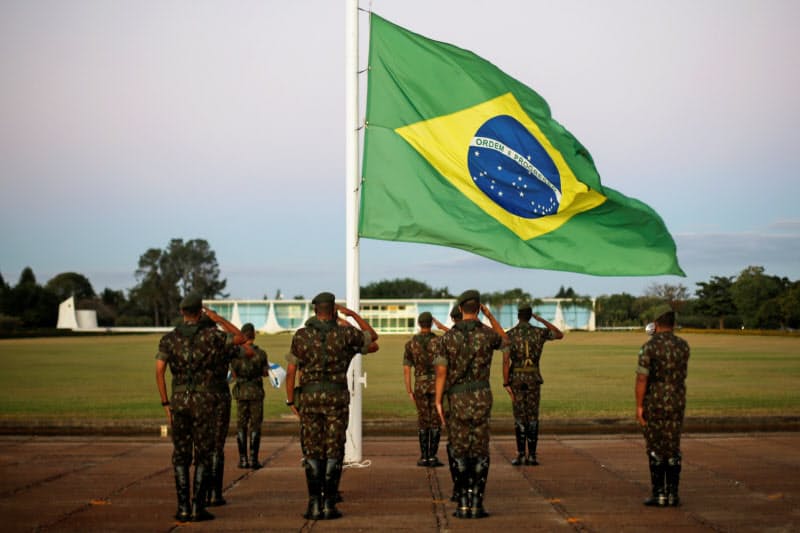 ブラジル軍はボルソナロ大統領の支持基盤の一つだ(7月、ブラジリア)=ロイター ブラジル軍はボルソナロ大統領の支持基盤の一つだ(7月、ブラジリア)=ロイター