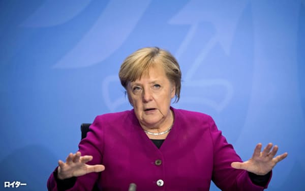 14日、ベルリンでコロナ規制の強化を発表するドイツのメルケル首相=ロイター