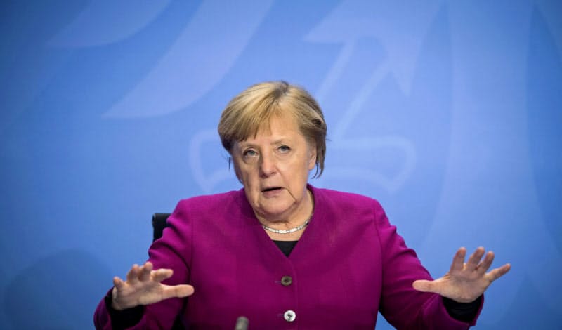 14日、ベルリンでコロナ規制の強化を発表するドイツのメルケル首相＝ロイター