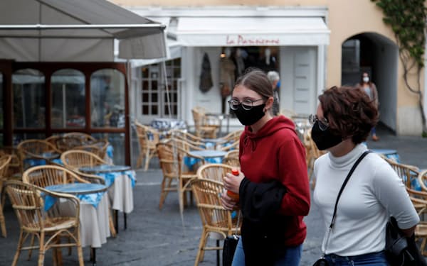イタリアでは8日から屋外でのマスク着用が義務付けられた（14日、カプリ）=ロイター
