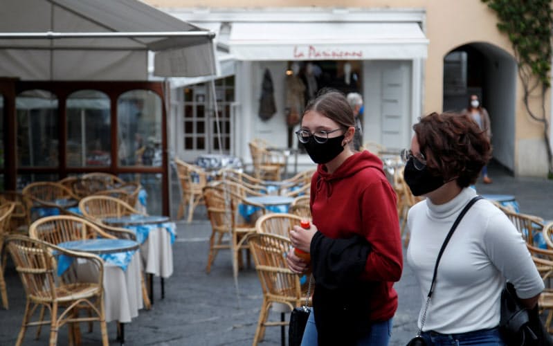 イタリアでは8日から屋外でのマスク着用が義務付けられた(14日、カプリ)=ロイター イタリアでは8日から屋外でのマスク着用が義務付けられた(14日、カプリ)=ロイター