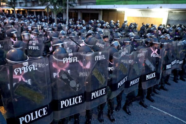 デモ隊の排除に投入された警官隊(15日、バンコク)=ロイター