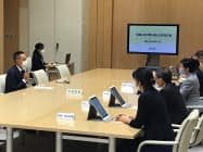小池都知事と会談する渋谷区の長谷部区長(左)(15日、都庁) 小池都知事と会談する渋谷区の長谷部区長(左)(15日、都庁)