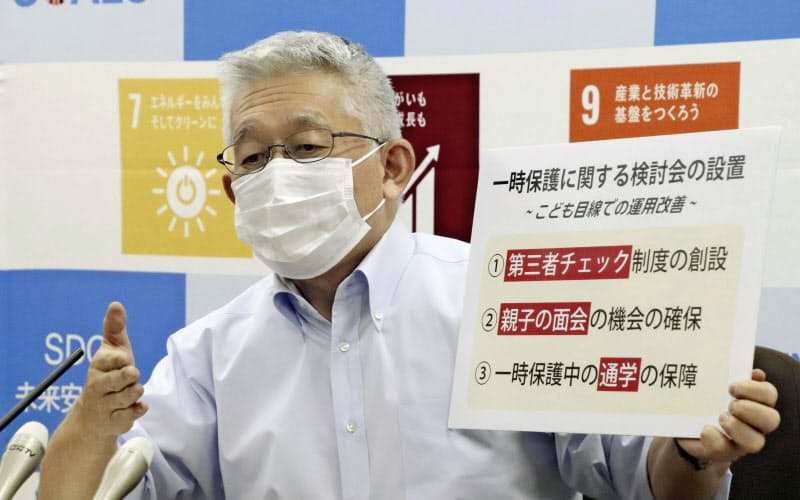 市役所で記者会見する兵庫県明石市の泉房穂市長(15日午後)=共同 市役所で記者会見する兵庫県明石市の泉房穂市長(15日午後)=共同