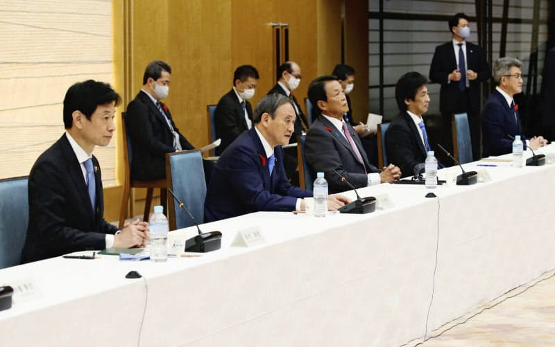 全世代型社会保障検討会議であいさつする菅首相(手前から2人目)ら(15日、首相官邸)=共同 全世代型社会保障検討会議であいさつする菅首相(手前から2人目)ら(15日、首相官邸)=共同