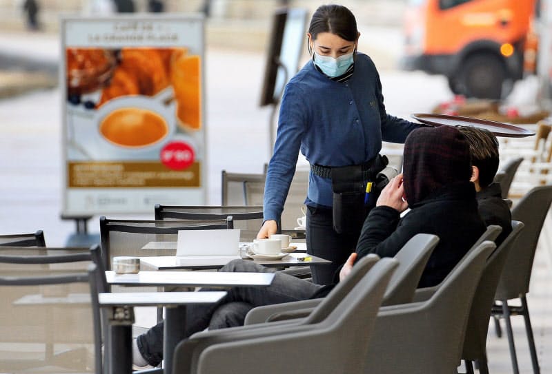 欧州の感染が増えている(15日、フランス南西部ビアリッツ)=AP 欧州の感染が増えている(15日、フランス南西部ビアリッツ)=AP