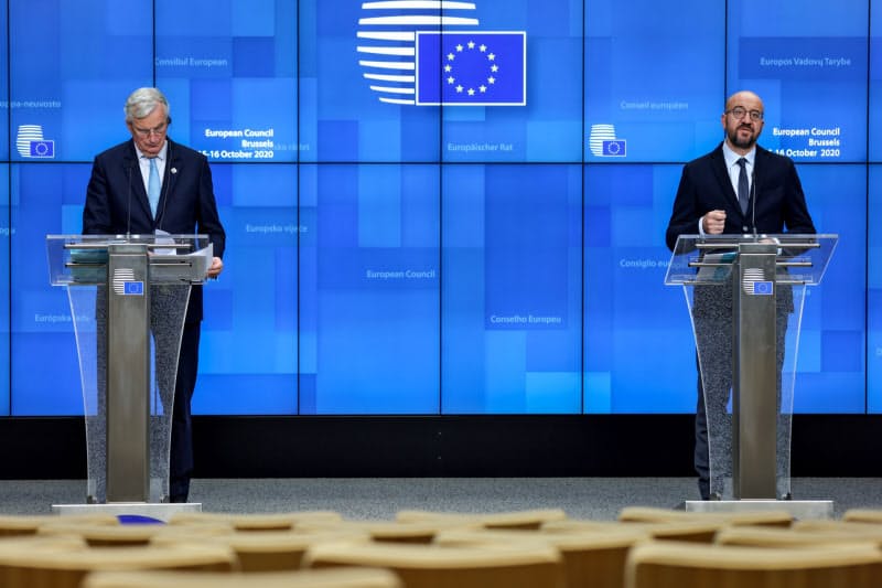 15日、ブリュッセルで記者会見するEUのミシェル大統領(右)とバルニエ首席交渉官=ロイター 15日、ブリュッセルで記者会見するEUのミシェル大統領(右)とバルニエ首席交渉官=ロイター