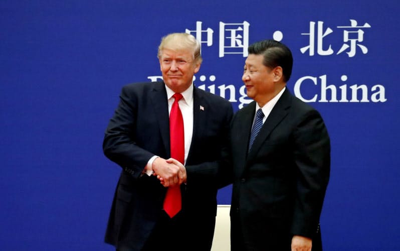 中国政府は対米関係が良好だった2017年11月、トランプ米大統領の訪問に合わせ、国内の金融業務に関する外資の参入規制の緩和を決めた=ロイター 中国政府は対米関係が良好だった2017年11月、トランプ米大統領の訪問に合わせ、国内の金融業務に関する外資の参入規制の緩和を決めた=ロイター