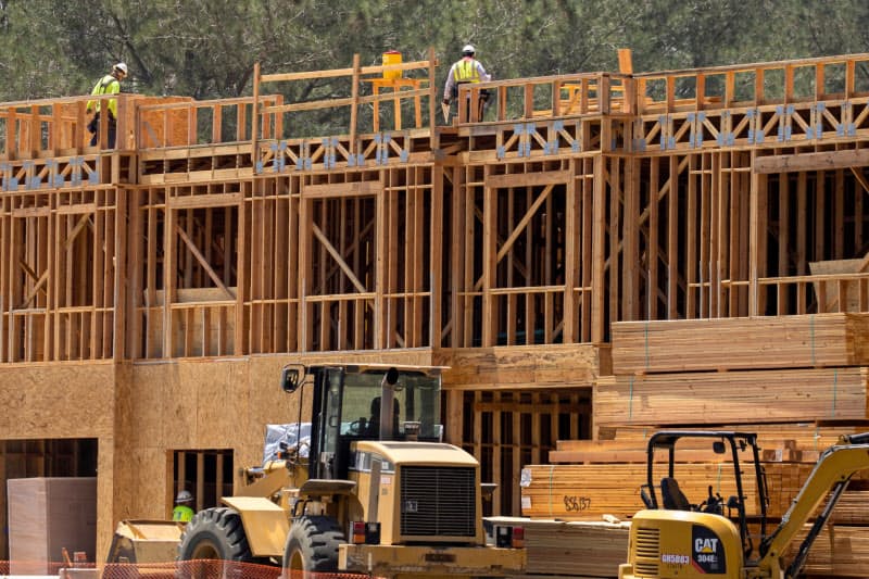 高所得層が住宅購入にお金を費やす一方、低所得層は給付金に頼るなど米国の消費は二極化する(米カリフォルニア州の住宅建築現場)=ロイター 高所得層が住宅購入にお金を費やす一方、低所得層は給付金に頼るなど米国の消費は二極化する(米カリフォルニア州の住宅建築現場)=ロイター