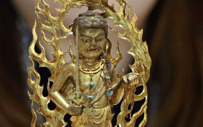 仏像・護法童子像の中から見つかった金色の不動明王像(左)と水晶製の舎利容器(16日午後、大津市)=共同 仏像・護法童子像の中から見つかった金色の不動明王像(左)と水晶製の舎利容器(16日午後、大津市)=共同