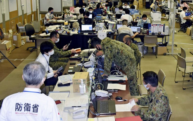 沖縄県の総括情報部では新型コロナウイルス感染者の発生状況などの情報を収集し、対応に当たっている(8月)=共同 沖縄県の総括情報部では新型コロナウイルス感染者の発生状況などの情報を収集し、対応に当たっている(8月)=共同