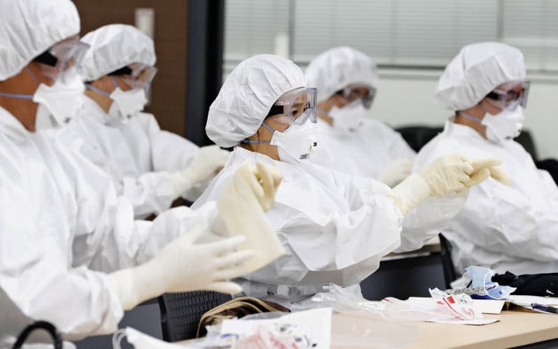 6月、東京都医師会が新型コロナウイルス感染症患者に対応する医師らに対して行った訓練(東京都千代田区)=共同 6月、東京都医師会が新型コロナウイルス感染症患者に対応する医師らに対して行った訓練(東京都千代田区)=共同