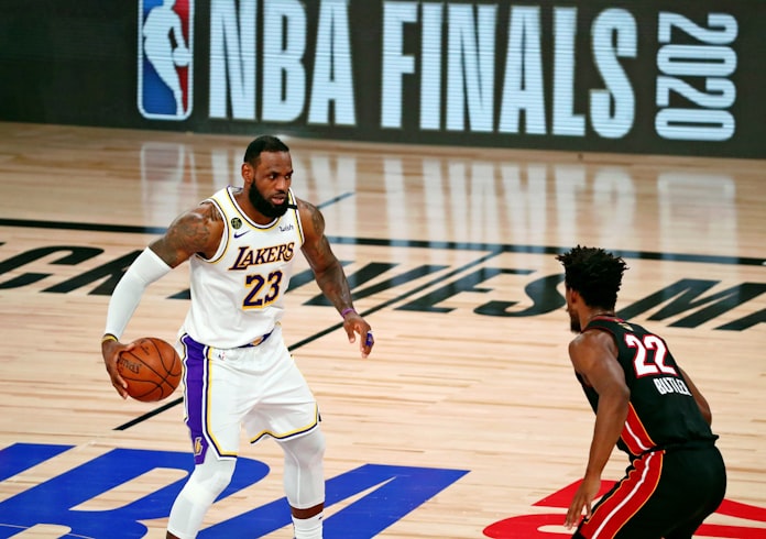 ジェームズは 神様 を超えたか Nbaで議論再燃 日本経済新聞 ジェームズは 神様 を超えたか Nbaで議論再燃 日本経済新聞