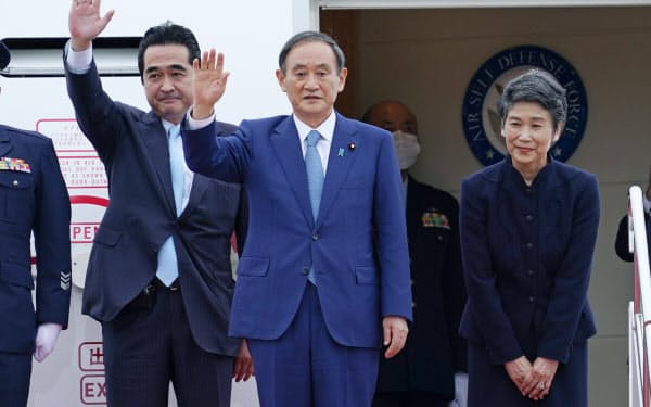就任後初の外国訪問で、ベトナムに出発する菅首相。右は真理子夫人(18日、羽田空港)