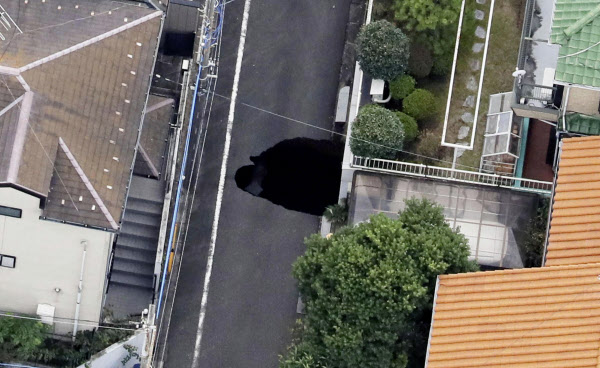住宅街の道路陥没 東京 調布 付近でトンネル工事 日本経済新聞