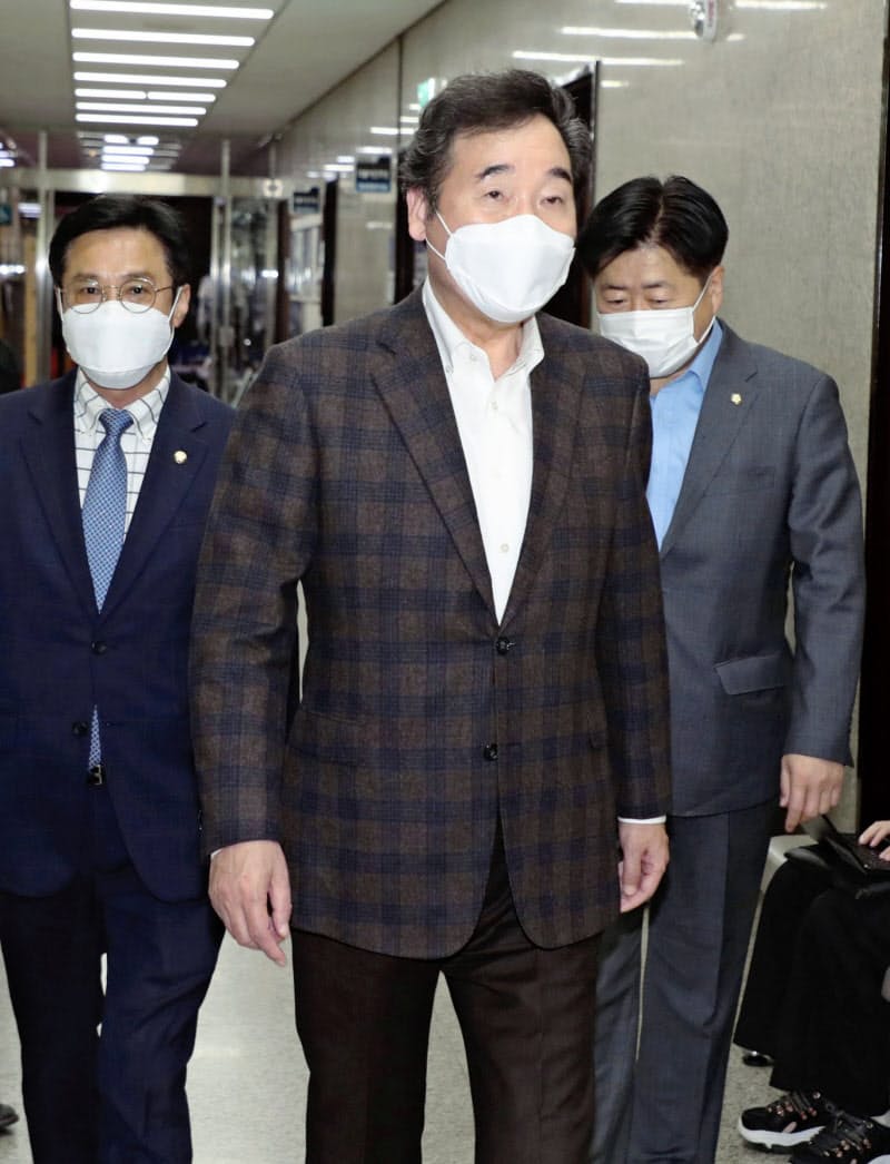 日韓議連の河村建夫幹事長との会談に向かう韓国与党代表の李洛淵前首相=聯合・共同 日韓議連の河村建夫幹事長との会談に向かう韓国与党代表の李洛淵前首相=聯合・共同