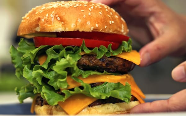 見かけや味、食感が本物の肉に近い植物肉を使ったハンバーガー。植物肉の欧州での売り上げはこの5年間で73%増加した=ロイター