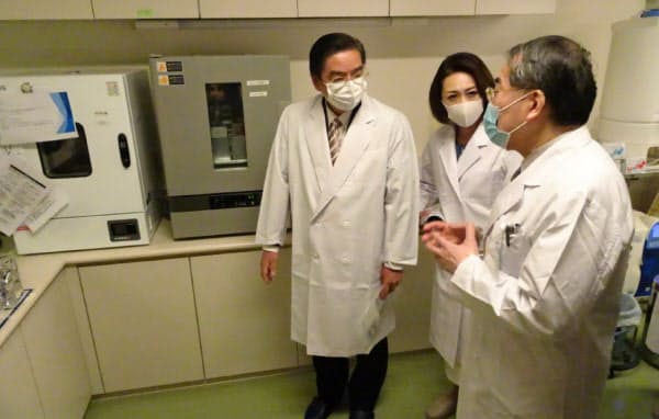 不妊治療の保険適用の検討が進む(クリニックで説明を受ける三原じゅん子厚労副大臣ら)