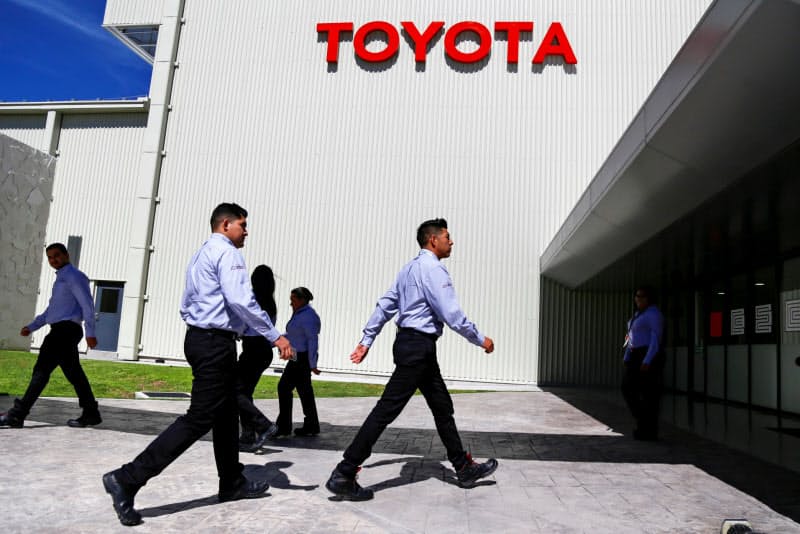 トヨタはメキシコ中部の工場を拡充する(2月、グアナフアト州アパセオエルグランデ)=ロイター トヨタはメキシコ中部の工場を拡充する(2月、グアナフアト州アパセオエルグランデ)=ロイター