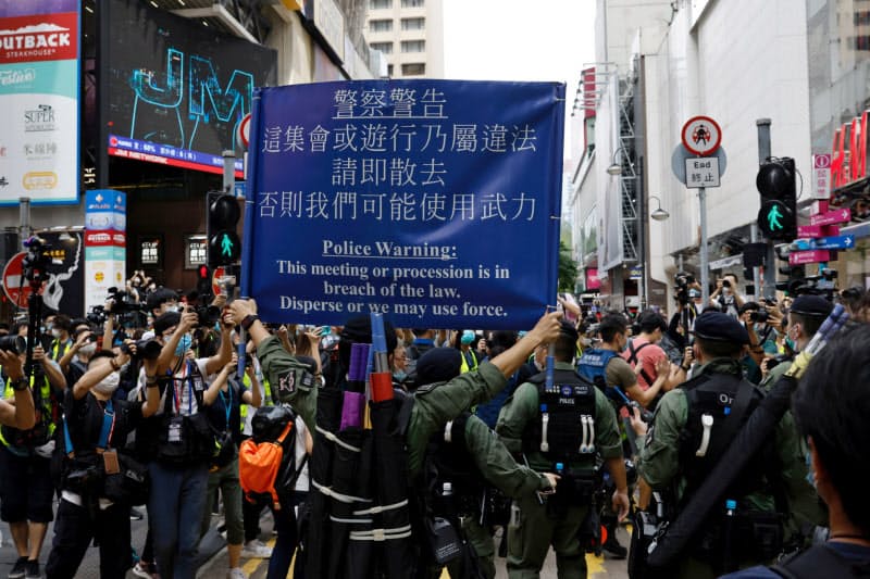 香港国家安全法への懸念は根強い(抗議活動を取り締まる香港警察)=ロイター 香港国家安全法への懸念は根強い(抗議活動を取り締まる香港警察)=ロイター