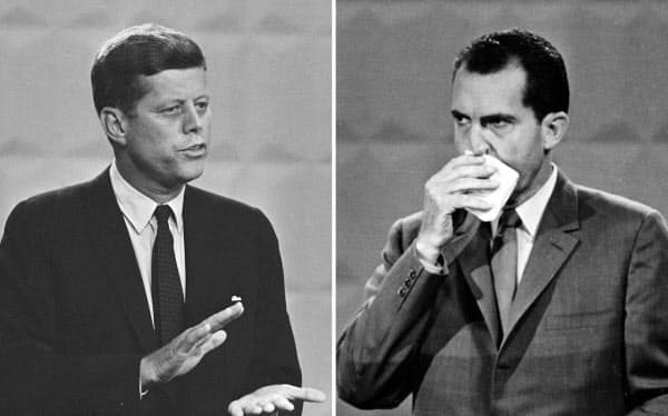 ケネディ氏(写真左)とニクソン氏(1960年)=AP