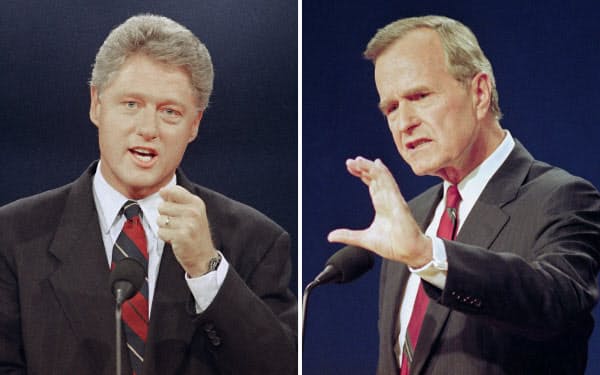 クリントン氏(写真左)とブッシュ(父)氏(1992年)=AP