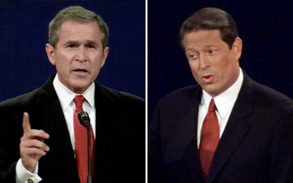 ブッシュ(子)氏(写真左)とゴア氏(2000年)=ロイター