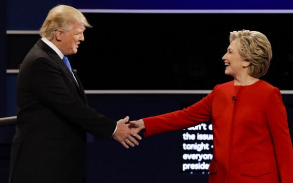 討論会で握手を交わす共和党のトランプ氏(左)と民主党のヒラリー氏(2016年)=AP