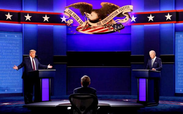 1回目のテレビ討論会に臨むトランプ氏(左)とバイデン氏(9月)=ロイター