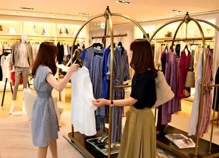 新型コロナ オンワード 売らない店 拡大 ネット通販で在庫圧縮 日本経済新聞