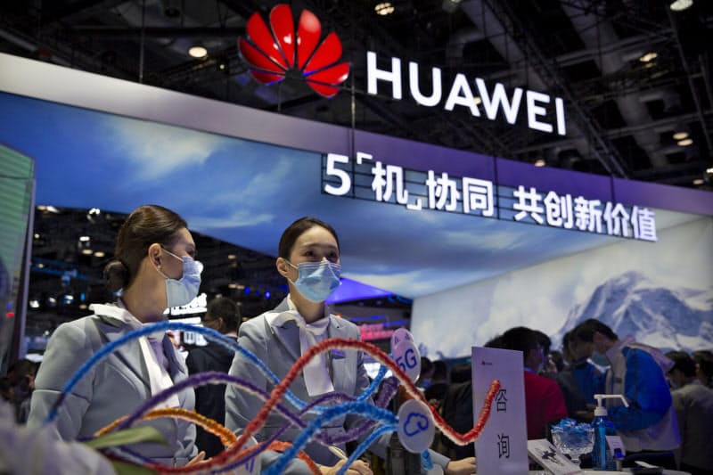 ファーウェイは通信などの技術を活用し中国内外でスマートシティー関連の事業を広げる(14日、北京市での展示)=AP ファーウェイは通信などの技術を活用し中国内外でスマートシティー関連の事業を広げる(14日、北京市での展示)=AP
