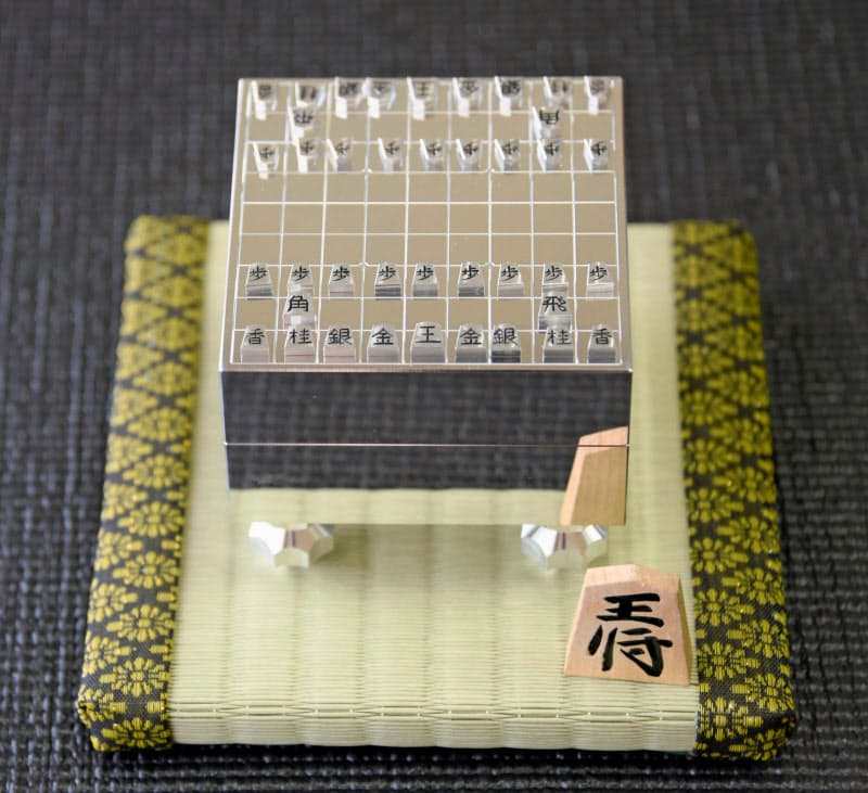 極小サイズの将棋盤。右下は比較用に置かれた通常の駒=共同 極小サイズの将棋盤。右下は比較用に置かれた通常の駒=共同