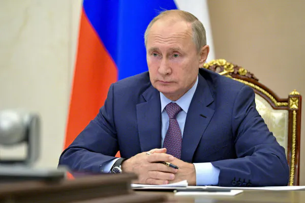 プーチン氏は来年2月に期限が切れる新STARTを無条件で1年延長するように提案していた(写真は14日、モスクワ郊外)=AP